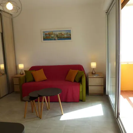 Climatise Avec Balcon A 50m De La - Centre-ville - Fr-1-308-110 Lejlighed Le Lavandou